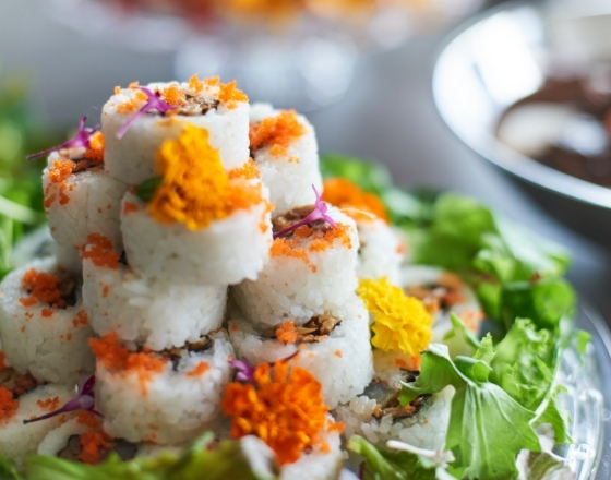 東京PAPA COOKのお花で彩ったカルフォルニアロールの画像