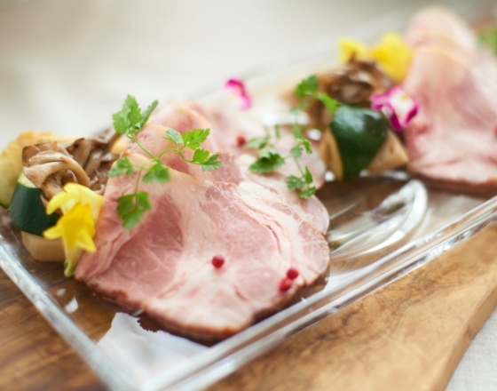 東京PAPA COOKの⾖腐て仕上げた煮込みハンバーグの画像