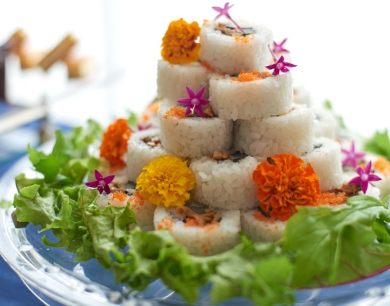 東京PAPA COOKの紅⽩に仕上げたカルフォルニアロールの画像